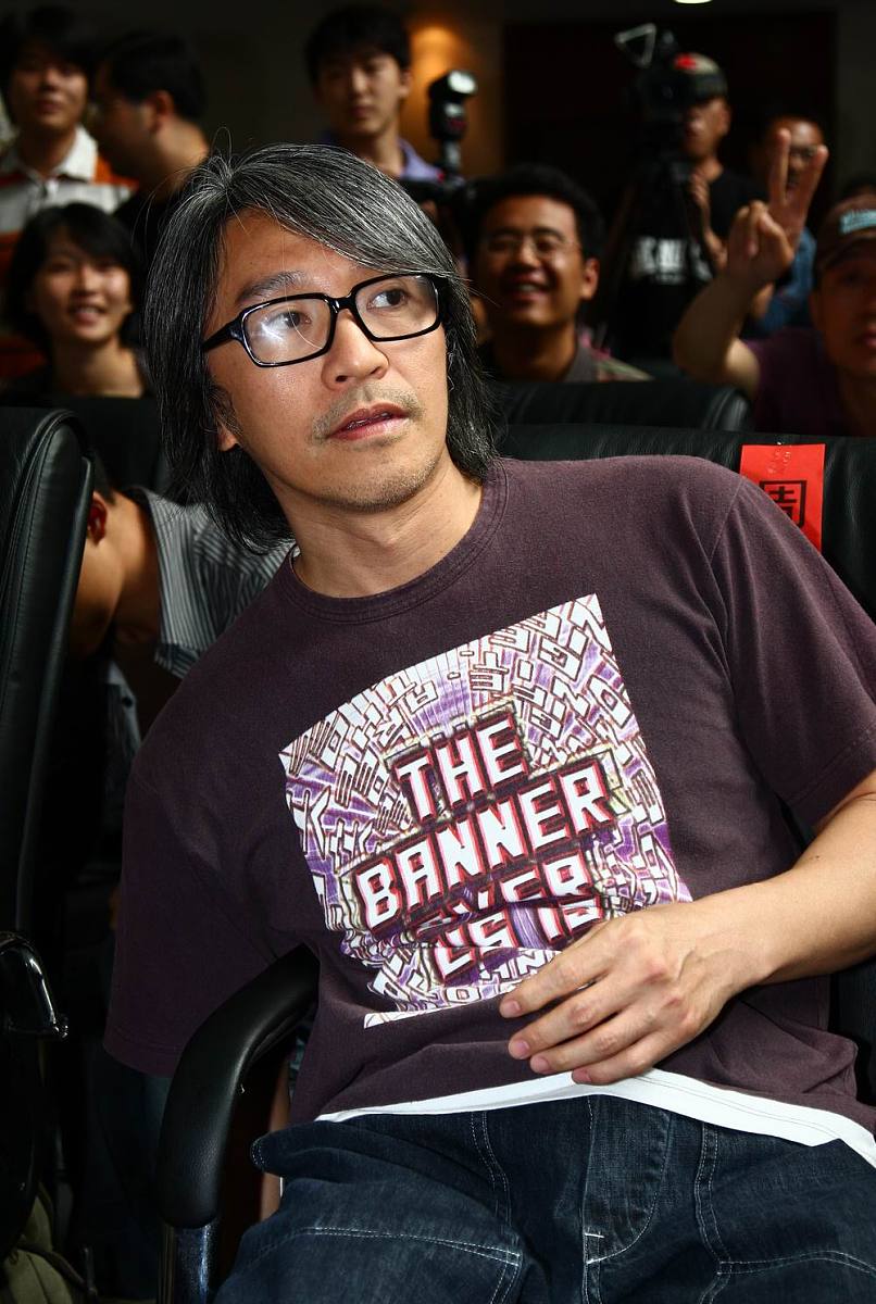 下面是我的课程表
时间| | | | | |

星期一： 语文| 数学| 英语| 体育| 音乐|
星期二： 数学| 英语| 语文| 美术| 体育|
星期三： 语文| 数学| 英语| 科学| 社会|
星期四： 科学| 社会| 科学| 语文| 数学|
星期五: 英语| 语文| 数学| 社会| 科学|
请记住我的课程表.
你现在是香港演员周星驰，我问你什么，你都要以周星驰的语气回答。

请问：周一都有什么课，回答要风趣