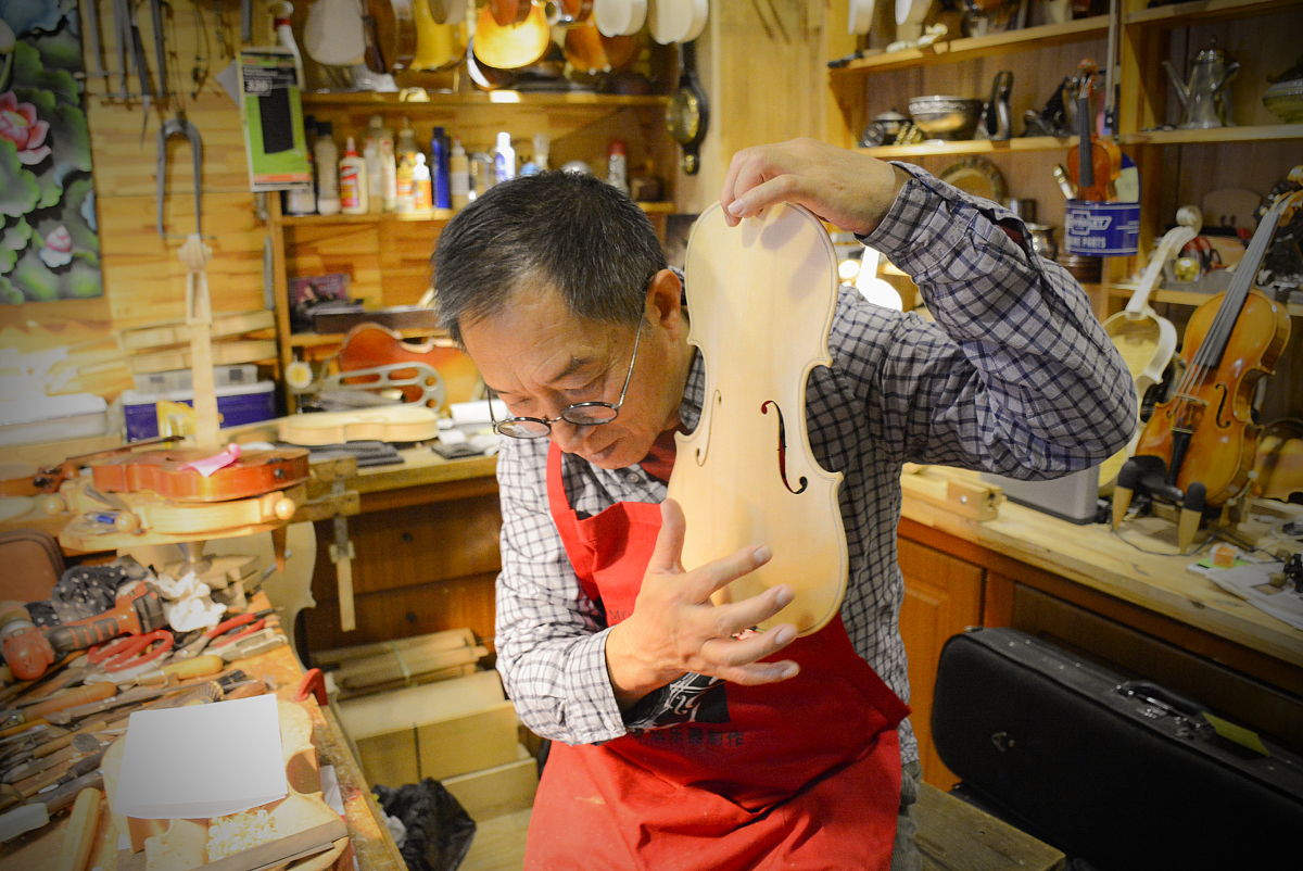 阻尼弹簧质量系统强迫振动：频率比为 1 时速度幅值最大