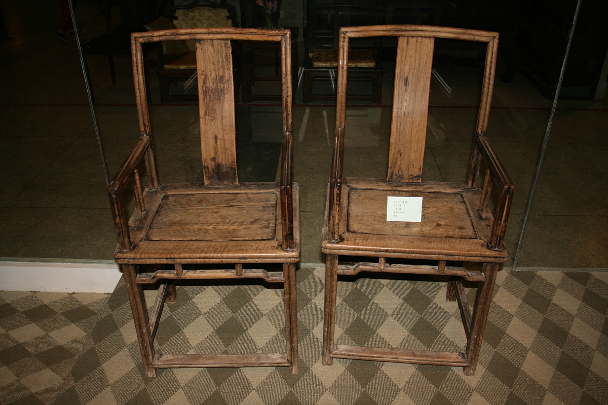 明清时期的官帽椅以古朴朴素的总体造型和平滑的线条而著称拥有适宜的比例尺度使其在功能、舒适度和美学方面达到了完美的统一。它的整体形制简洁左右对称式构图呈现出很强的均衡感。线条自然而优美色彩明丽而不张扬具有韵律感。从结构上看它是一种新型椅子以榫卯为基础采用圆头榫连接而成。比例尺度合适宜符合人体工程学和审美黄金比。它的长、宽、高等尺寸和现代扶手椅一样靠背椅大小相符三视图与各部位比例关系非常和谐正面侧面多