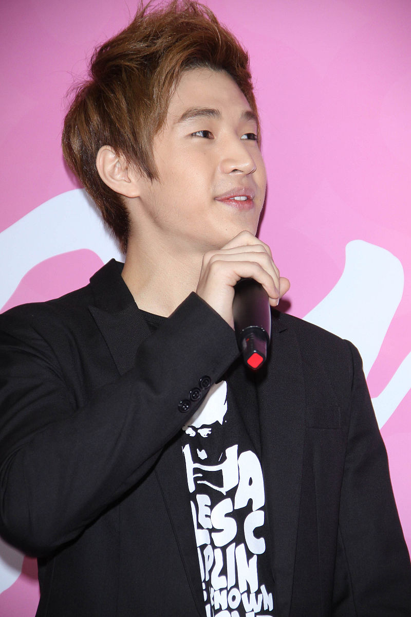 2011年7月8日,台北,"s.m.官方明星商品专门店"开业.super junior-m团