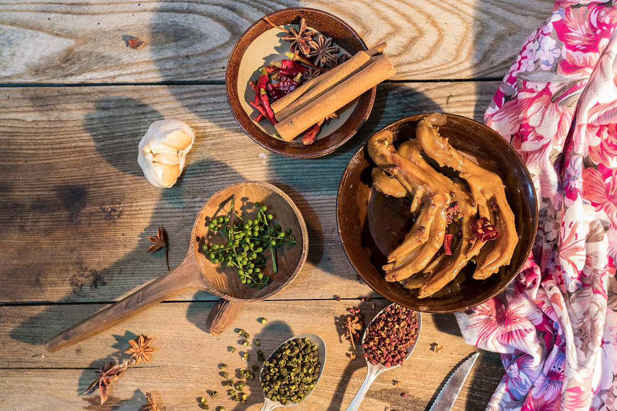 诚信美味，用心卤制：新鲜食材，健康安全卤菜