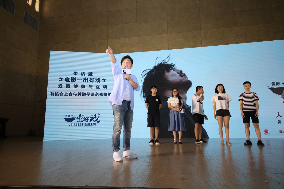 用中文写一个的适合大学生演的8分钟心理剧要求两个主演两到三个配角