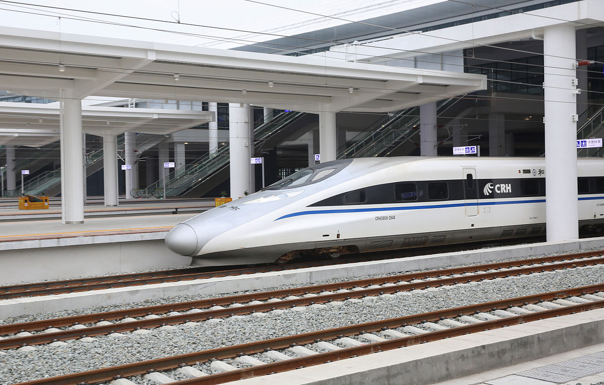 成都市高铁学校高铁乘务专业招生条件高吗