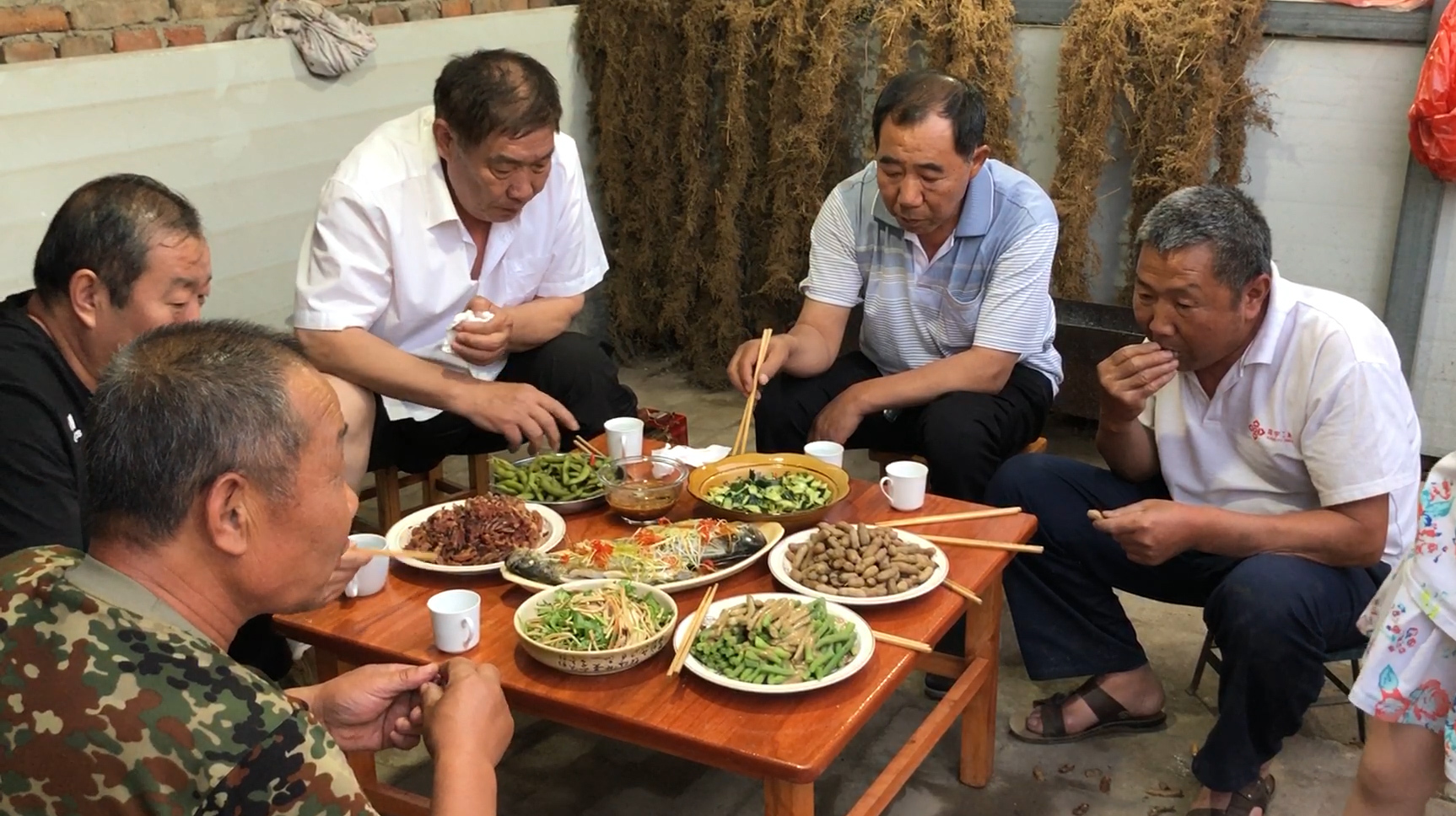 8个菜花了400块,阿远老爸请客吃饭,整的羊肉、驴肉下血本了