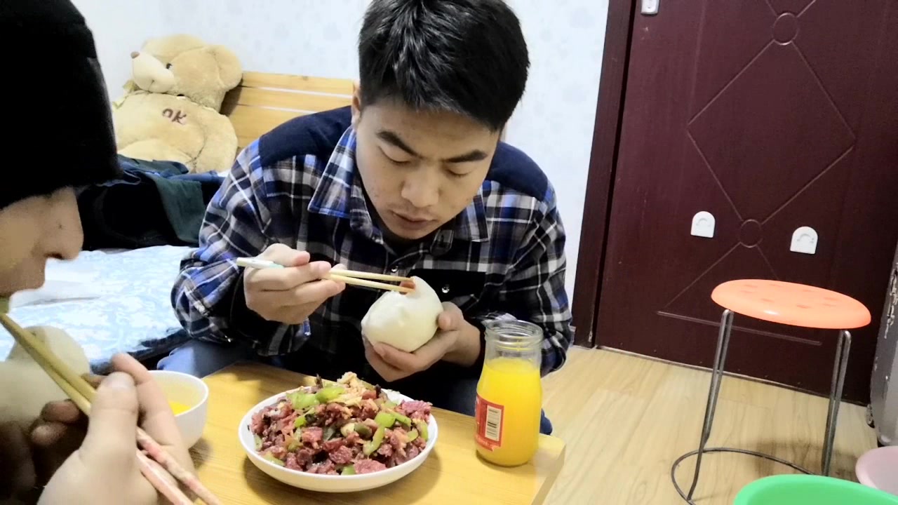 小伙第一次做腊肠炒肉,吃完以后只说了2个字