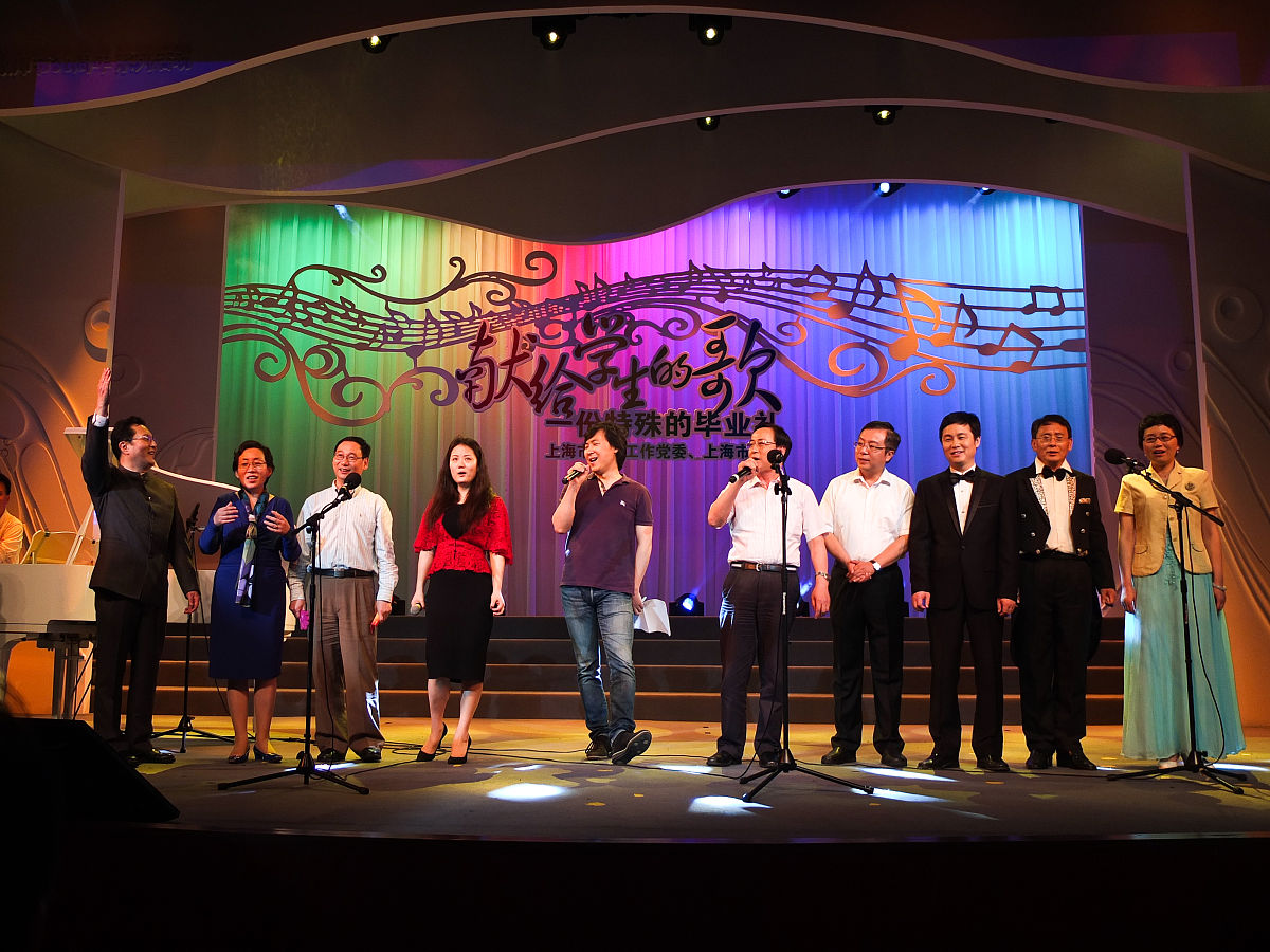 让40位CEO们表演节目分成8组一组5人适合表演什么形式的节目？给15种推荐