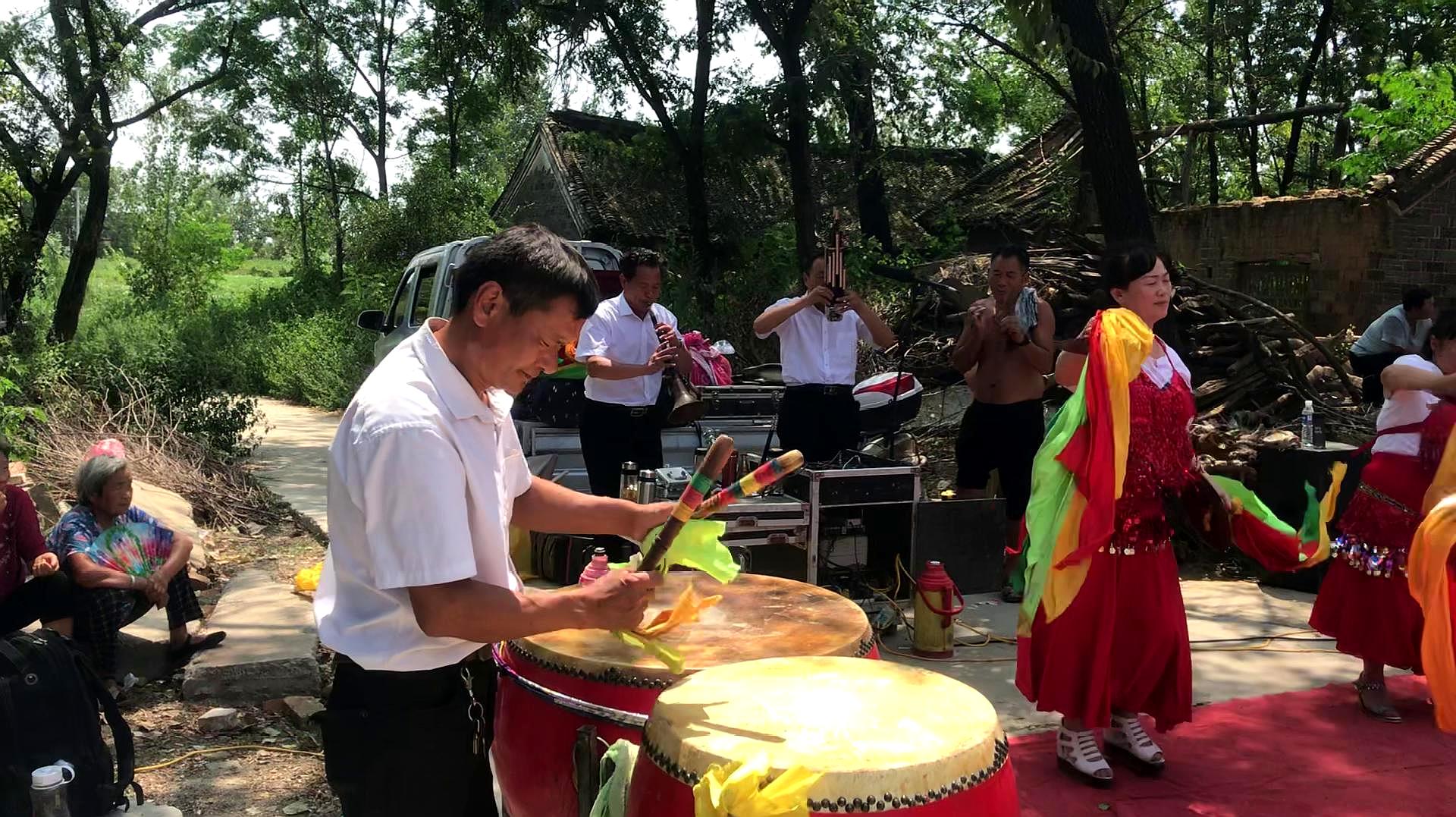 [图]河南邓州市民间锣鼓队演奏《大悲调》,唢呐声声,吹得非常伤感!