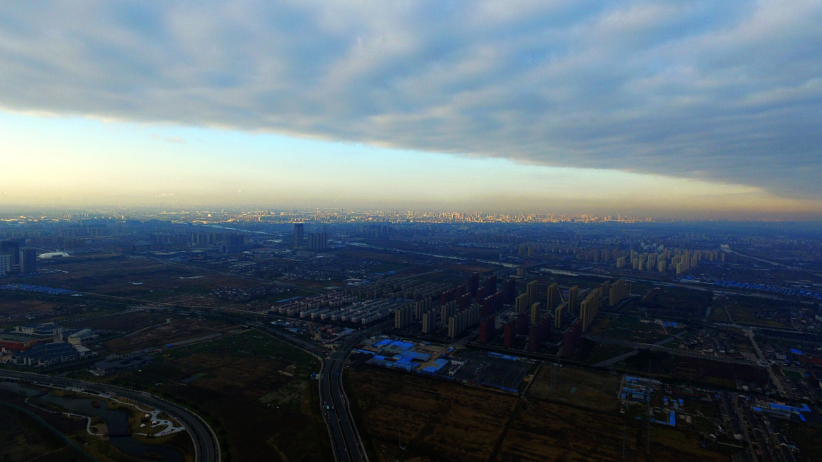 写一段五百字左右的开头主角方墨下班后在自己家楼下遇见一个充满警惕的古装青年两人交流之后才知道那个青年是从秦朝来的公子扶苏