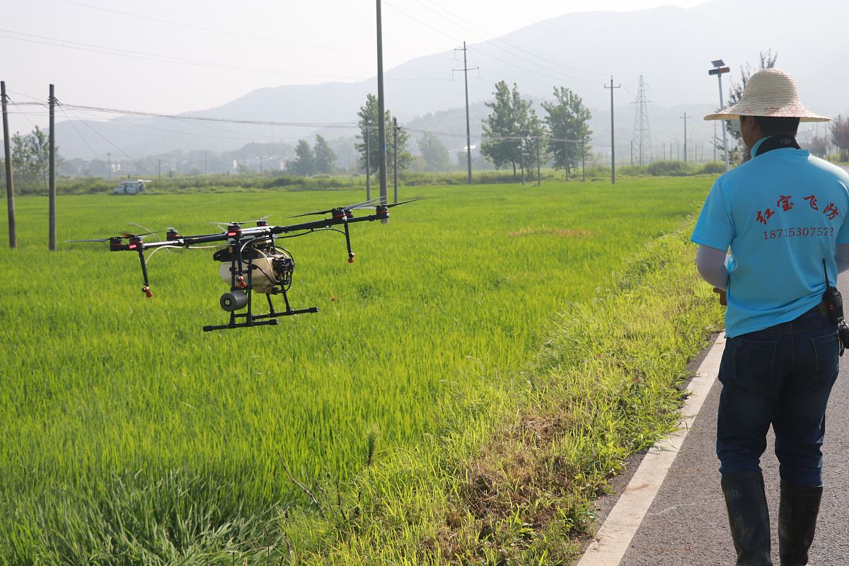 北斗导航与无人驾驶双系统分带喷施机：高效精准的农业解决方案