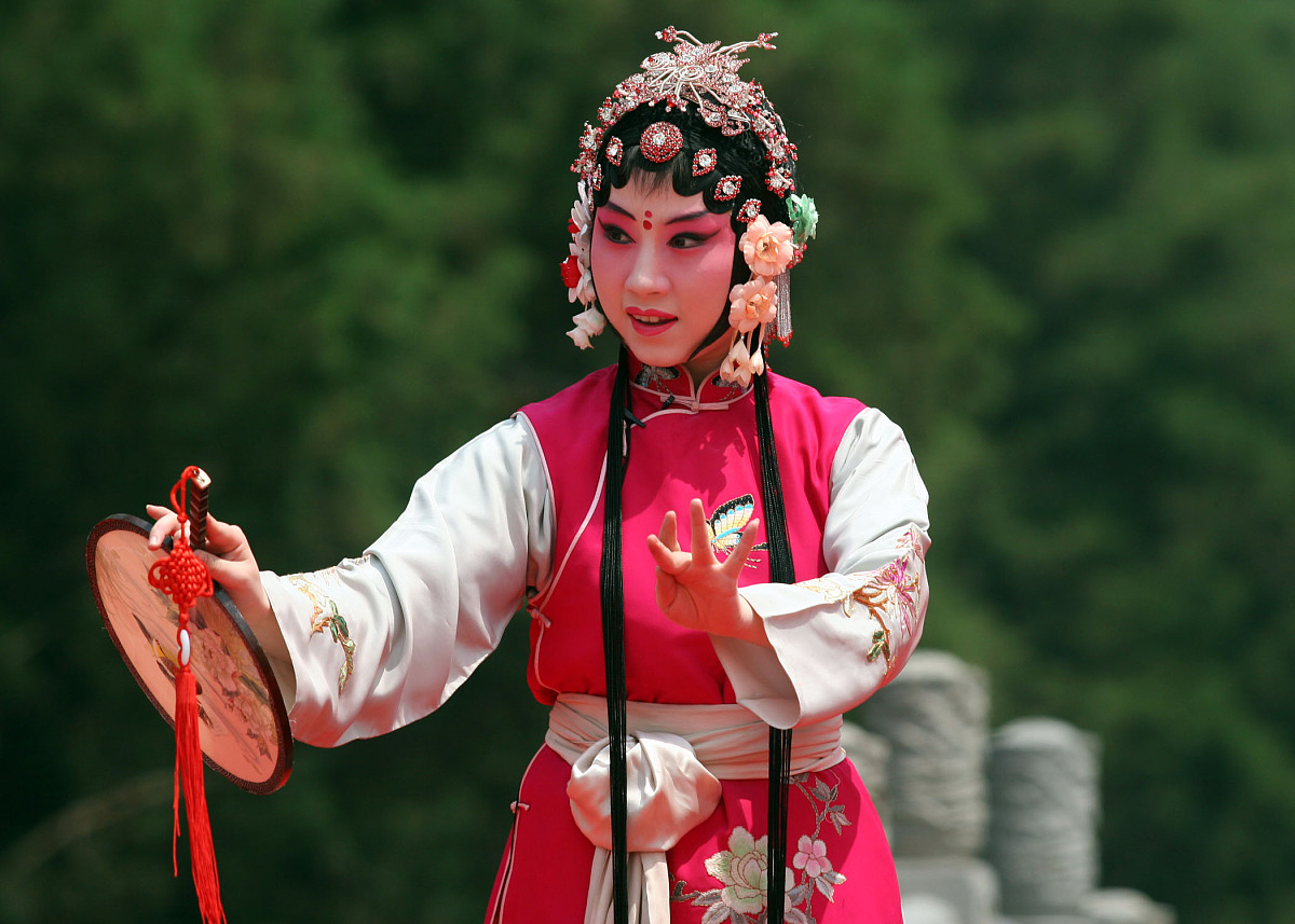 2006年6月10日,昆曲《牡丹亭》游园在南京明孝陵前演出,青年演员丛海