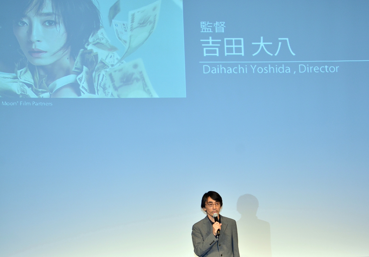 周杰伦晴天音评周杰伦的《晴天》是一首非常经典的歌曲它不仅在国内广受欢迎也在国外赢得了很多粉丝。这首歌曲的音乐风格非常独特融合了流行音乐、摇滚、电子等多种风格非常具有时代感和前瞻性。从歌曲的旋律来看《晴天》的主旋律非常简单、明快、易于记忆非常适合大众听众这也是它能够成为一首流行歌曲的重要原因。同时歌曲的编曲非常精细使用了大量的电子合成器和鼓机营造出了一种现代感十足的音乐氛围。从歌词来看《晴天》讲述了