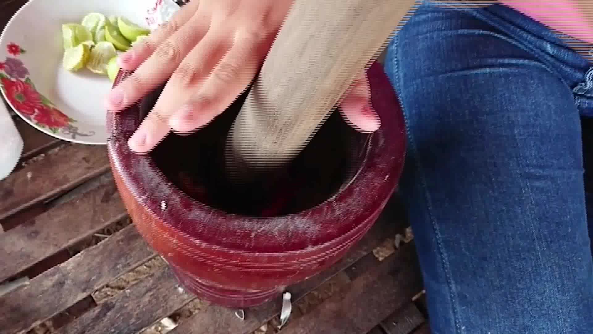 柬埔寨的少女教你如何做油炸鸡爪,方法很简单,两分钟学会