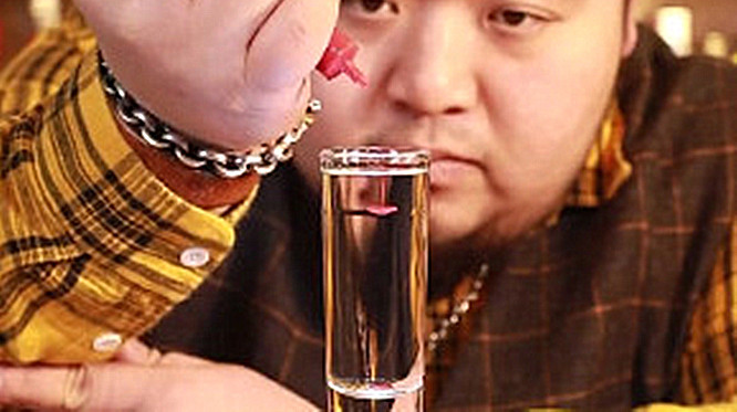 七脉轮鸡尾酒制作完成的样子,像极了七彩水母,简直美呆了