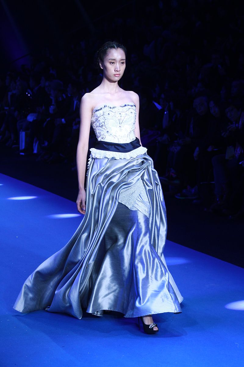 以买家身份写 3句话赞美这套女士短袖针织套装