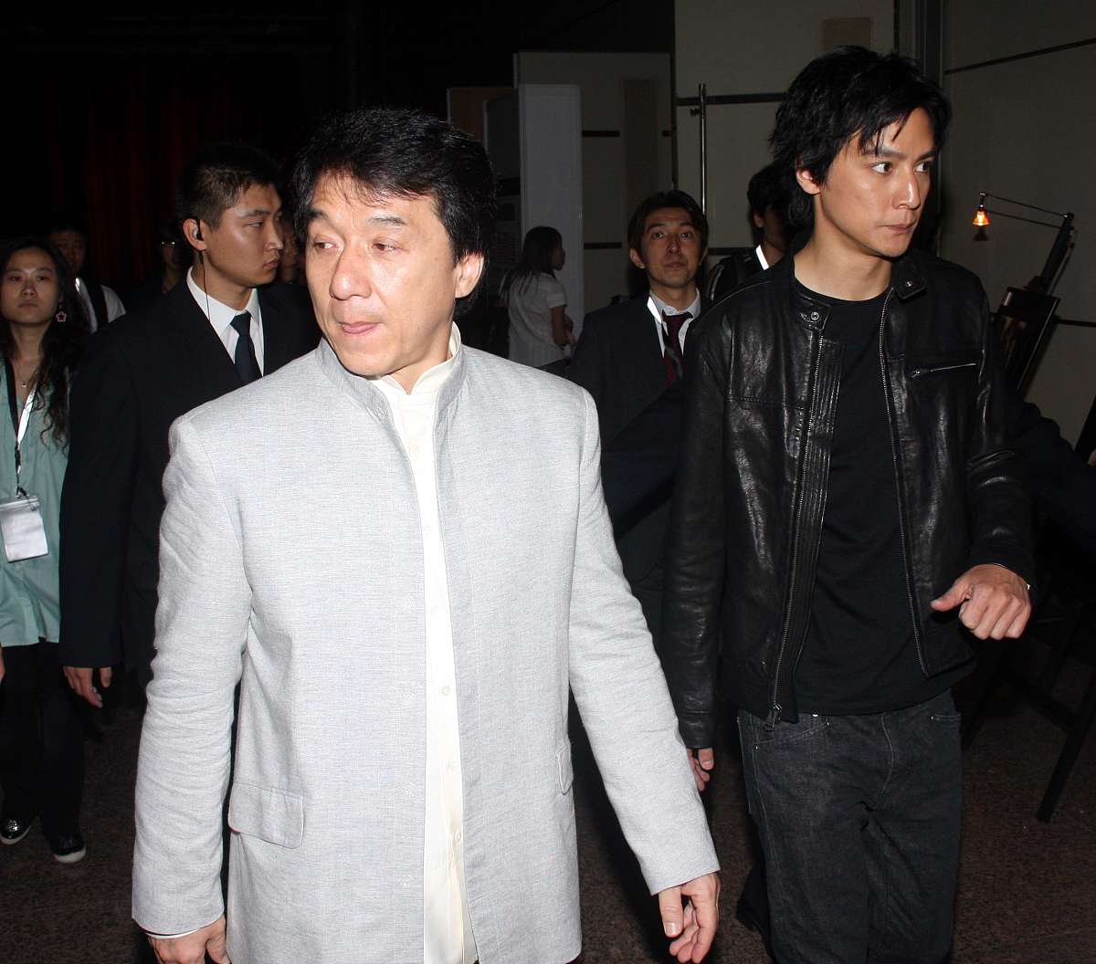 2008年9月23日,上海,成龙,吴彦祖代言活动结束离开国际会议中心.成龙 