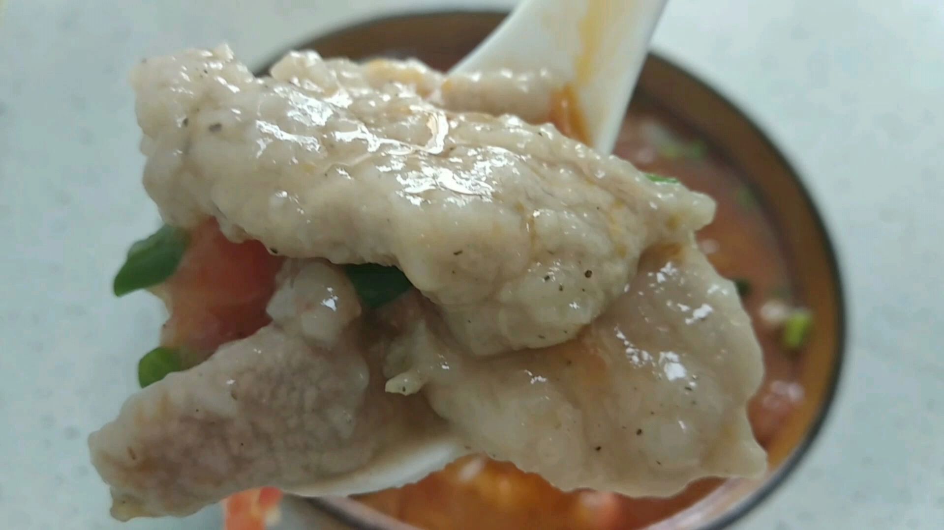 夏天要多喝西红柿滑肉汤。肉片滑嫩,汤汁酸香,即开胃又解馋。