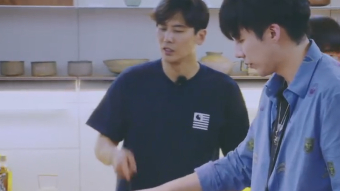 #百家综艺#【大张伟也会做饭?可乐鸡翅,红烧鸡翅美食上桌】5月25日,在最新一期《我们的师