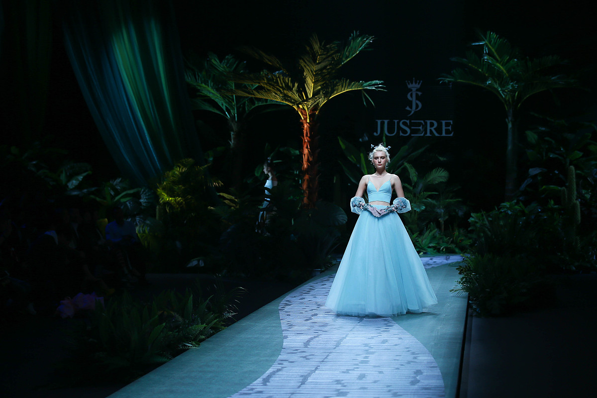 公主 单人 美女 长裙 夜晚