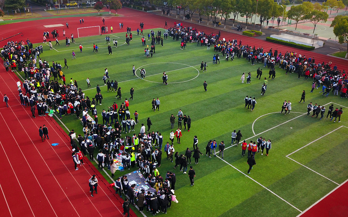 《活动优秀班级申报材料》突出爱心义卖成果显著班会活动多姿多彩传统节假日会根据习俗进行活动偶尔也有自由活动符合学生德智体美劳全面发展等