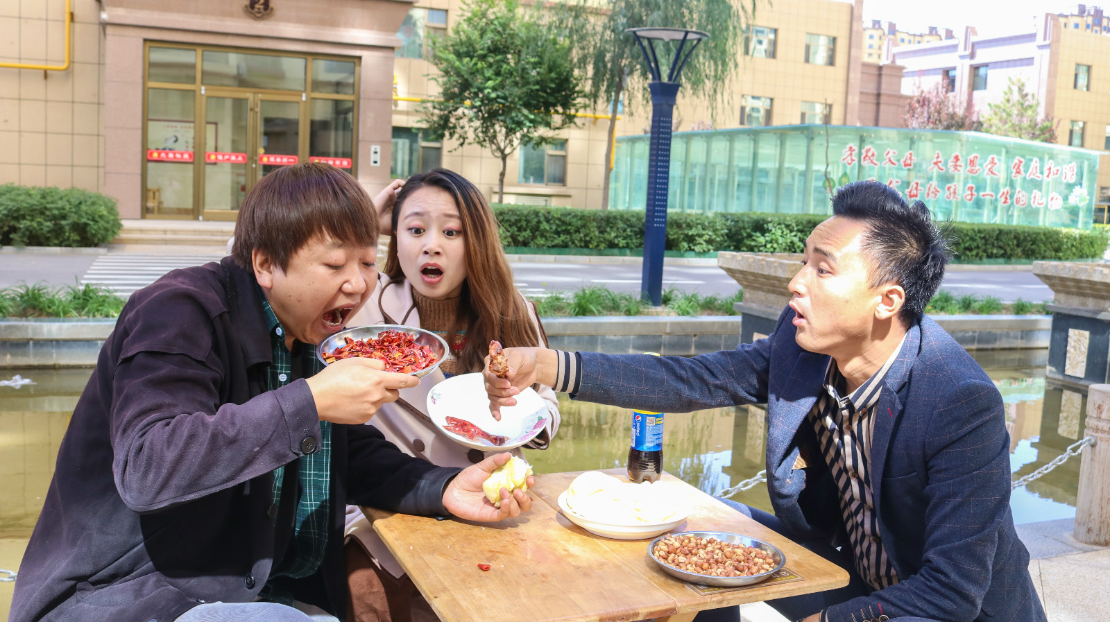 小伙蹭饭,夫妻把鸡腿换成馒头,真有意思