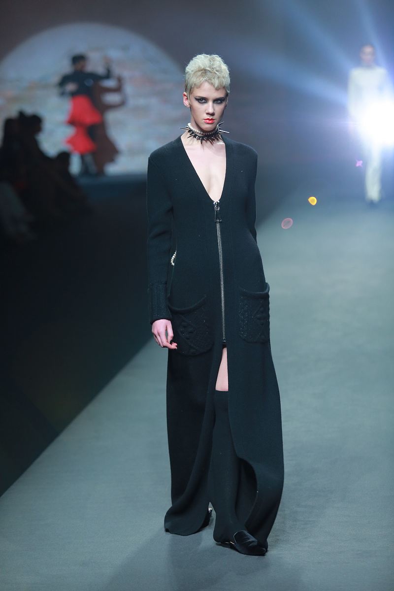 帮我写一段服装设计西服系列设计的主题灵感带上主题的名称