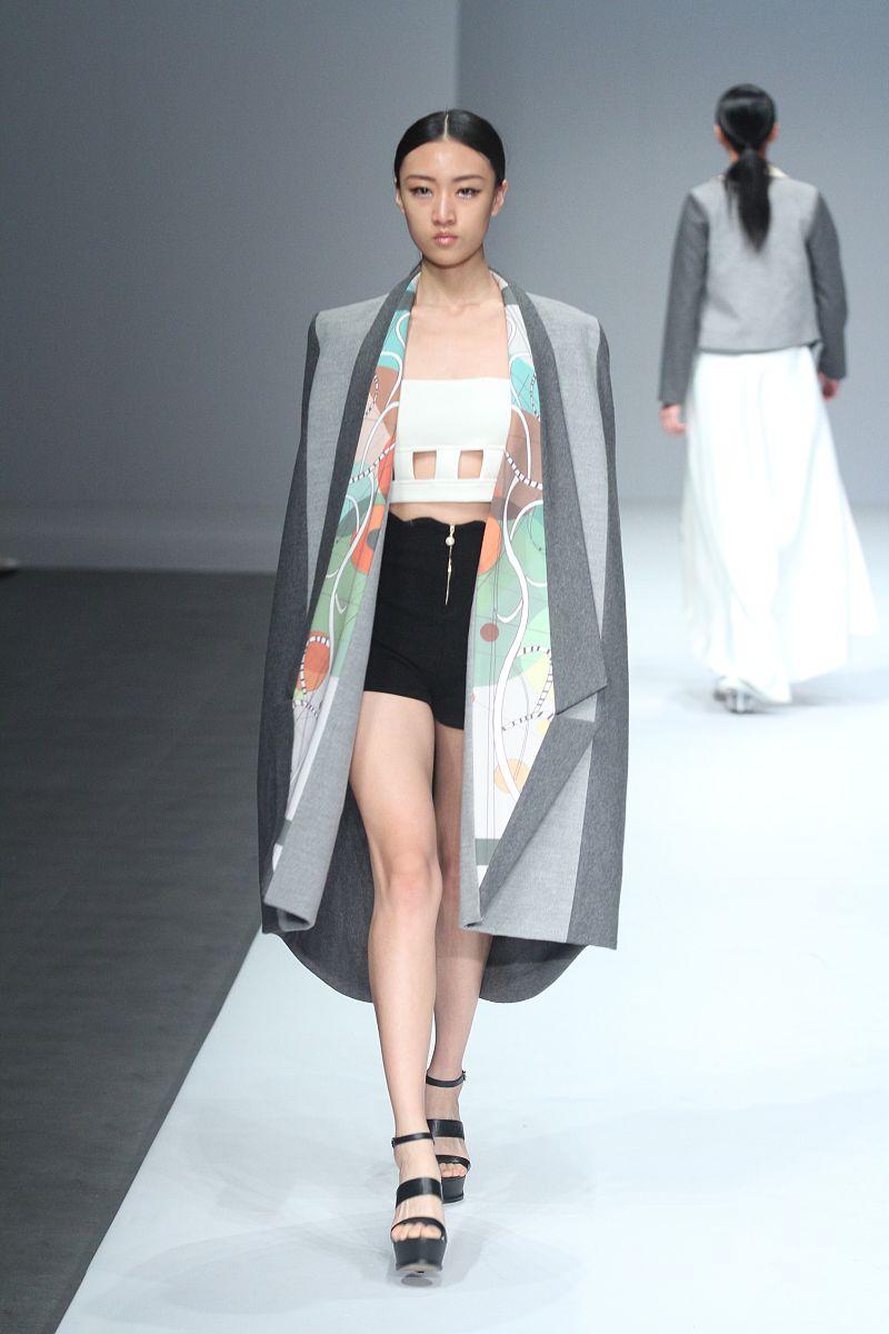 设计者坚持以人为本的设计理念。在本次设计中设计者着重考虑了穿着问题使衣服更贴合人体同时穿脱更加便利。设计者尽可能避免了一些华而不实的设计以避免只强调服装的美观而忽视了着装者的舒适体验需求。请规范上文语句使之符合论文论述的语言逻辑