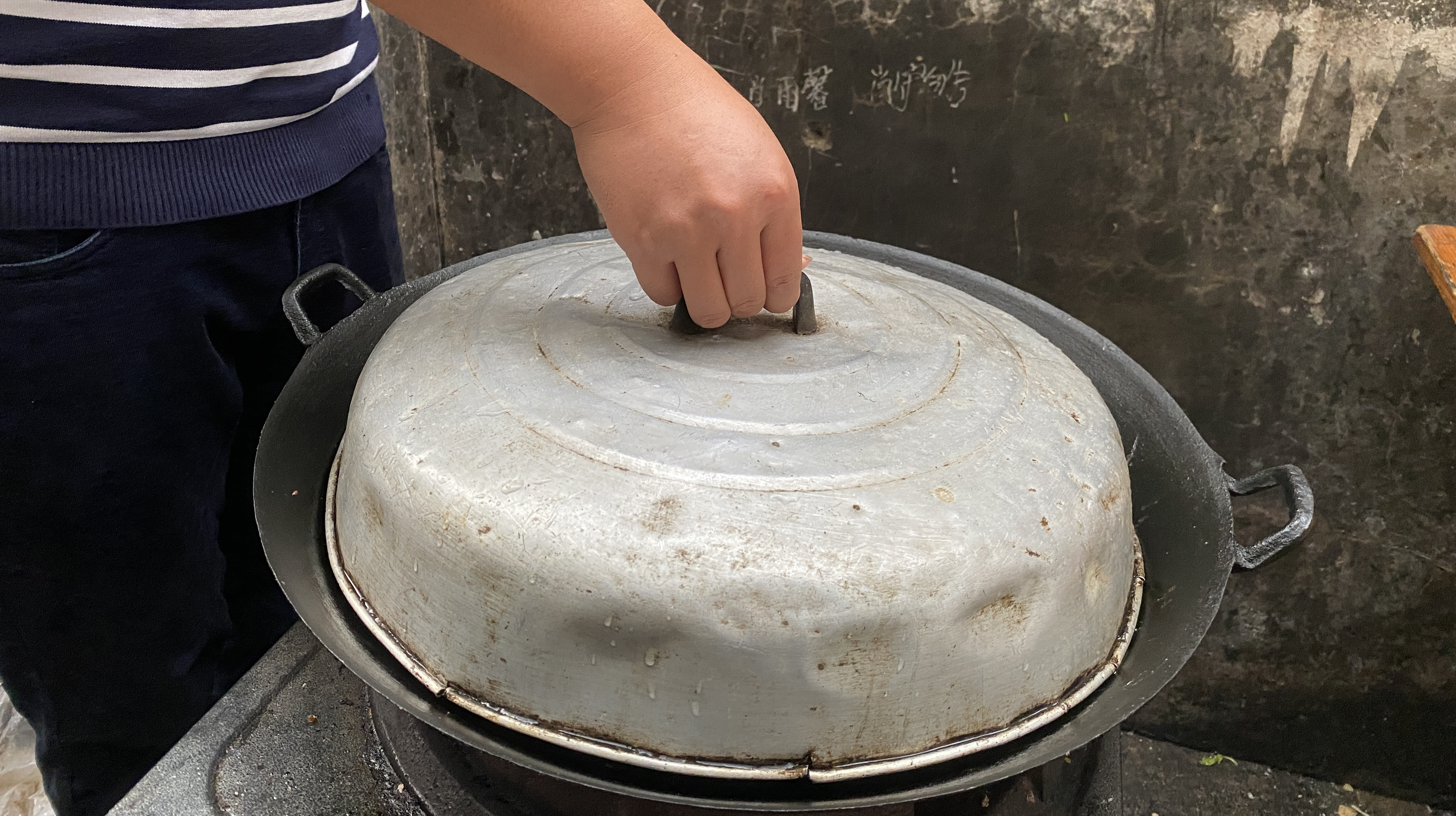 2斤羊肉一斤鱼泡,大铁锅炖上2小时,鱼泡和羊肉一起吃别提有多鲜