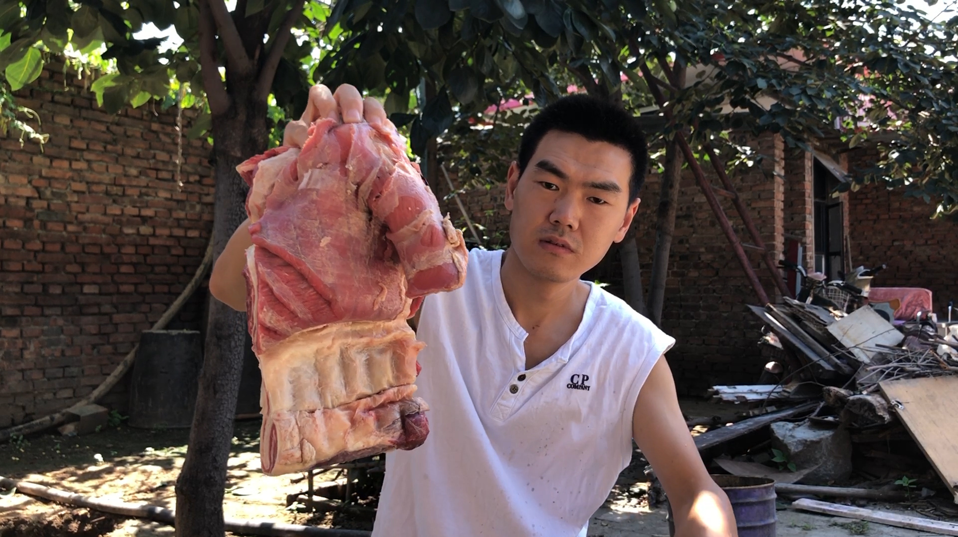 阿远做腐竹炖牛肉套皮,老妈还特地烙了饼,牛肉配烙饼才够味
