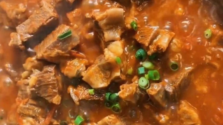 非常好吃的番茄牛肉,酸甜爽口,夏天这样吃菜下饭!