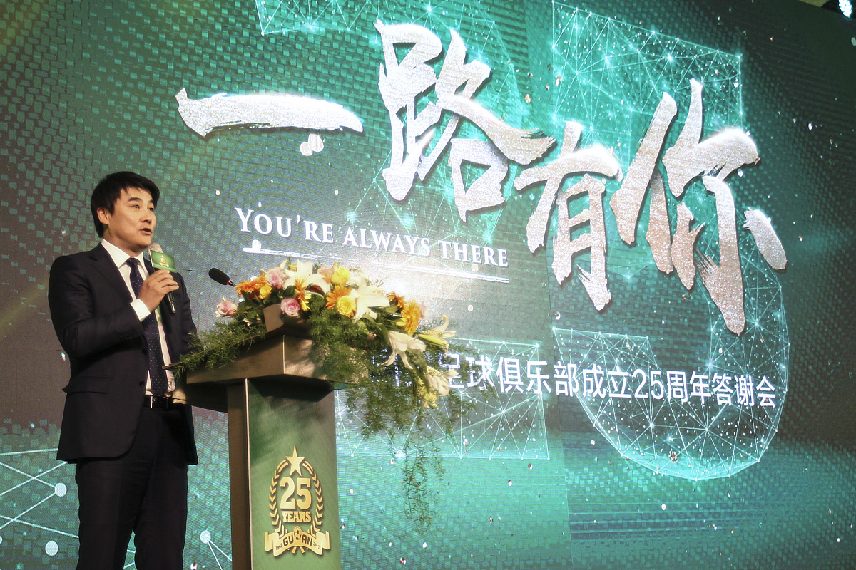 帮我润色下面这段话：本文撰写的每一步都得到了导师冯永老师的悉心指导冯永老师认真负责、治学严谨、渊博的知识感染了我这种影响是深远的在这里我对他表示我最真挚的感谢和敬意。也最后衷心地感谢学校各位领导和老师们对我学业与人生的关心和指导。