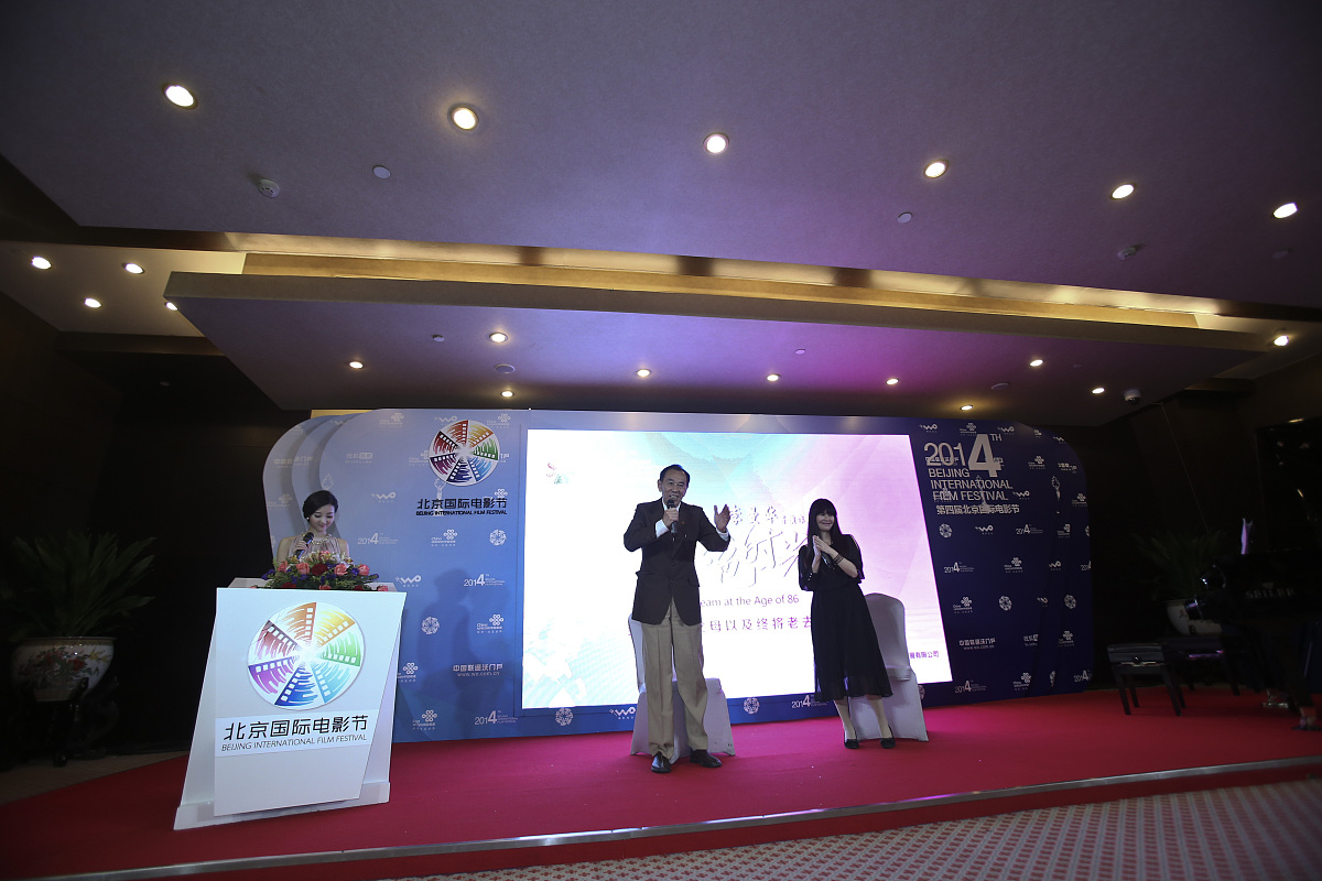 改通稿：相约春糖论新篇聚焦名酒话复兴。4月9日下午商会常务副会长单位苏酒集团贸易股份有限公司名酒复兴·重塑经典洋河新品发布会在成都盛美利亚酒店隆重举行。成都徐州商会专家委员会委员位东、常务副会长兼秘书长郑作良、副会长王明猛、张炎、侯祥、陈家政及特约嘉宾美国南加大西北总商会执行会长；徐州美加澳新出国服务有限公司董事长、总经理邓克民应邀参加。活动现场从洋河六七十年代的传统产品到今天的科技成果及新创品牌