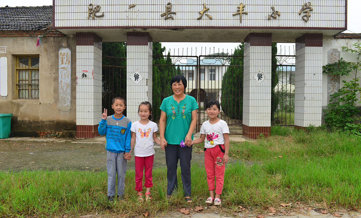 ***_***2014年9月9日,安徽省肥西县,俞萍老师和她的三名学生在小学门