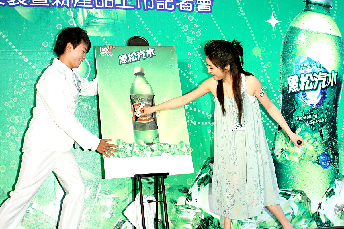 大学饮料广告创意：户外场景灵感，打造活力校园