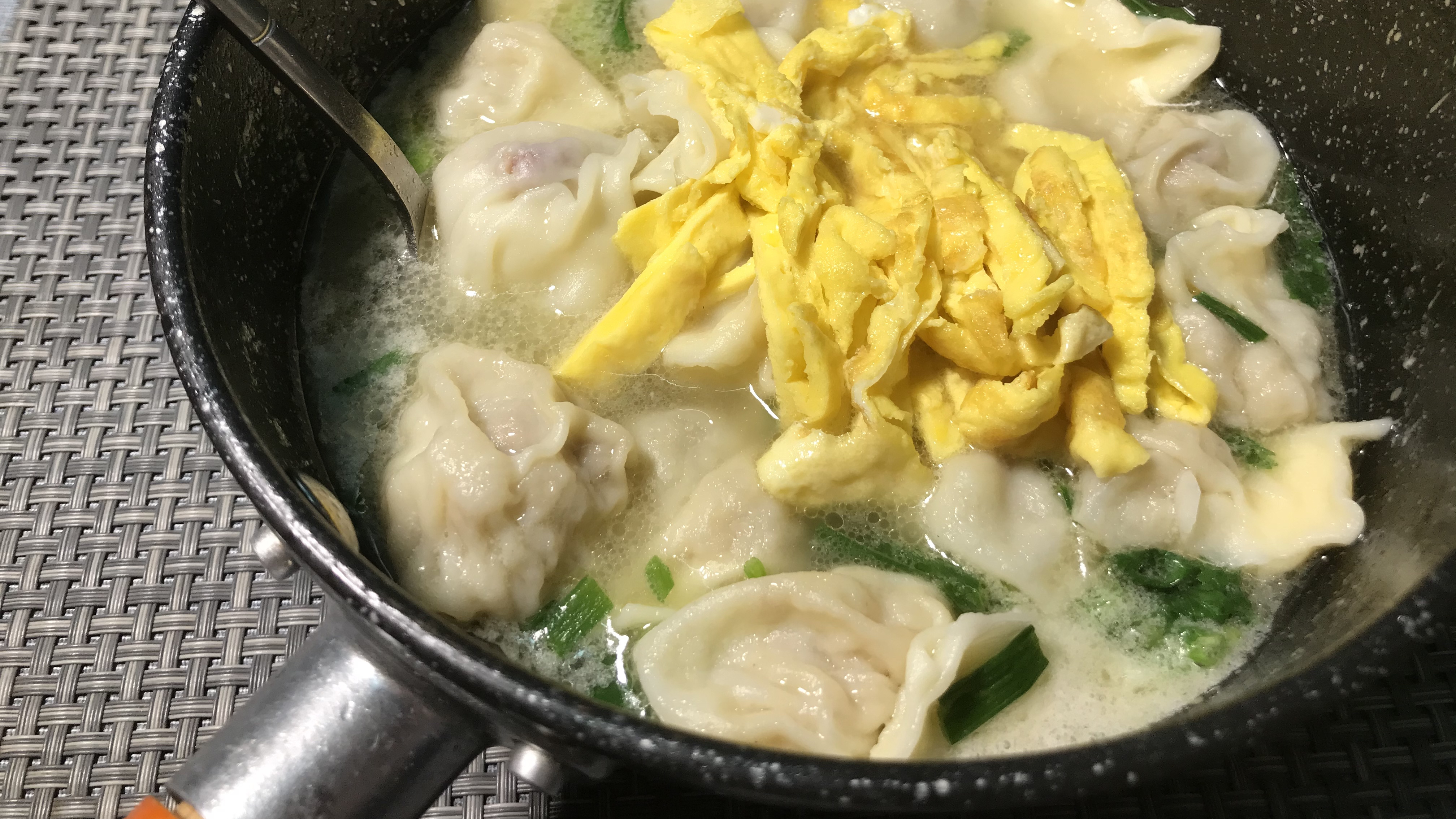 妹纸第一次包云吞,又称鲜肉小馄饨,搭配上蛋皮,用来做宵夜奶思