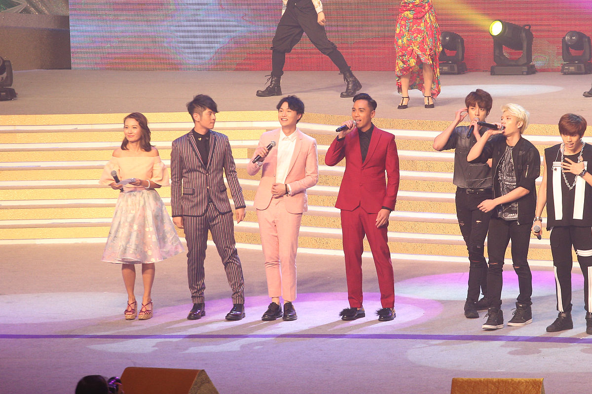 刘德华、关晓彤、王一博合唱《牛起来》新年祝福，你感受到了什么？