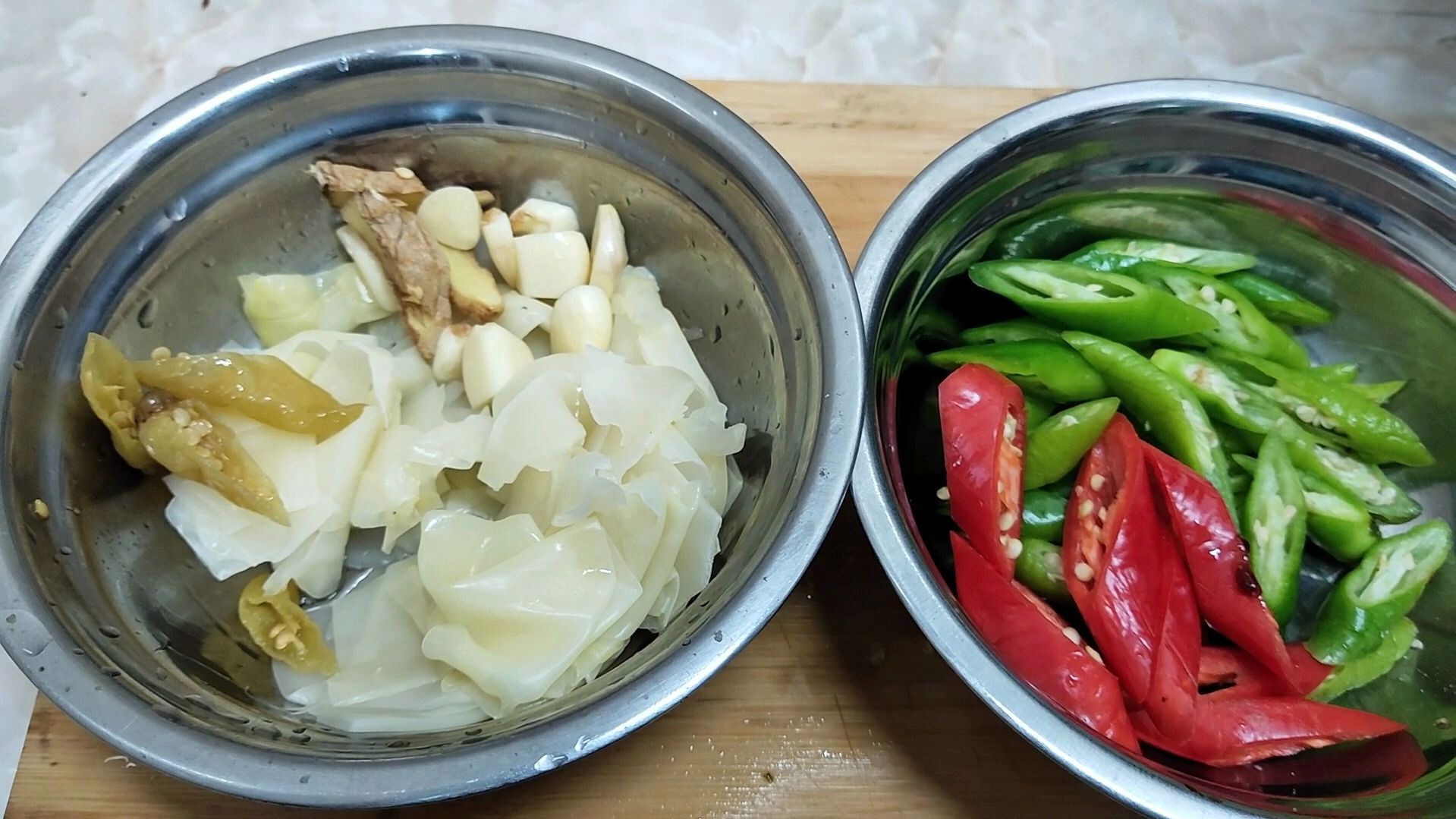 酸笋小米辣炒鸭肉,酸香开胃