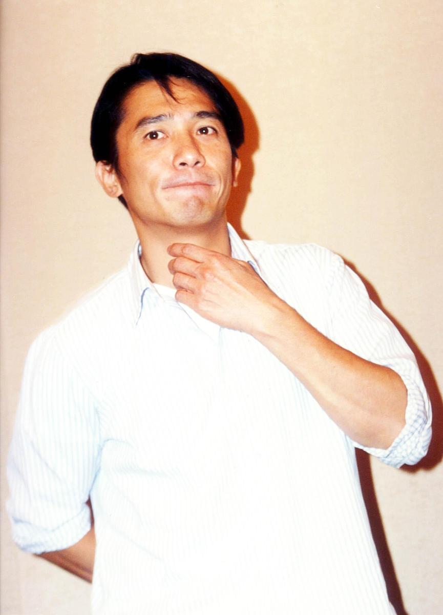 2001年6月,上海,2011年第五届上海电影节.巩俐,梁朝伟同机抵沪担任颁