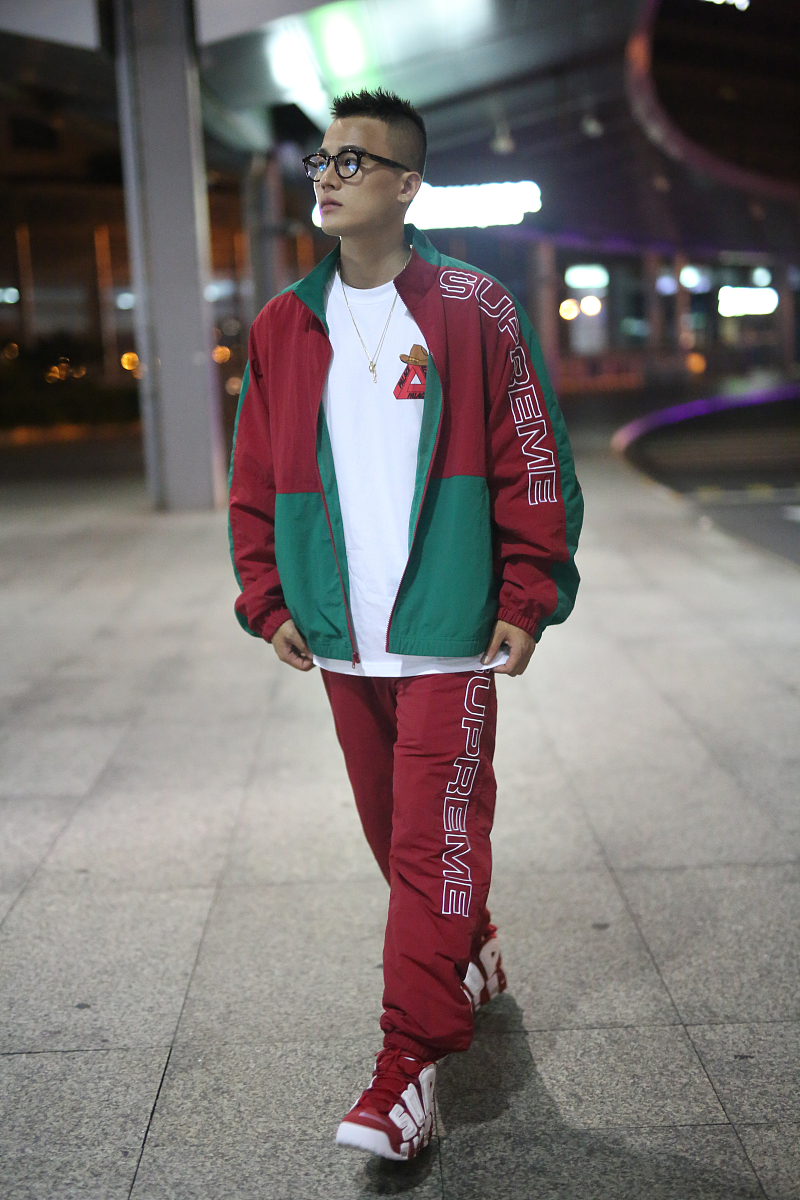 修真界痞帅男子的外貌特点：神秘、冷峻、坚毅 - 修真小说人物外貌描写