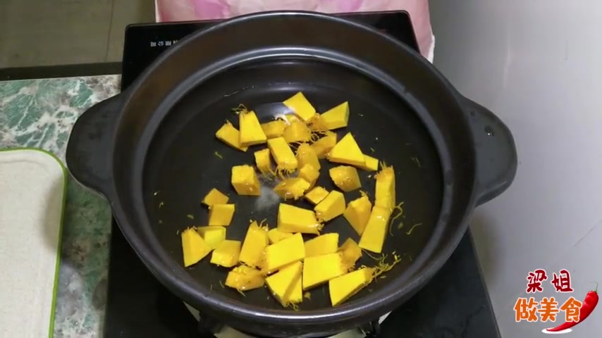 早餐自己做,南瓜燕麦小米粥,清淡的口感,几分钟就出锅了