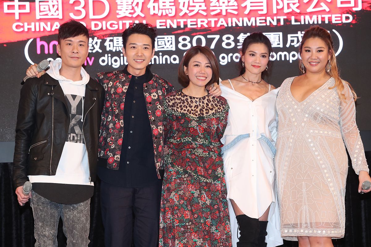 她巅峰时期拒绝豪门公子转身下嫁河南庄稼汉还自掏腰包给农村公婆买楼房。从持靓行凶到相夫教子郭羡妮像变了个人一般。然而有李嘉欣接班人之称的郭羡妮为何会为一个农村小伙倾倒？这个俘获最美港姐的男人又是什么来头？请参照上面的的文字用中文重新写一遍要求在原文意思不变的前提下降低中文字语句的重复概率