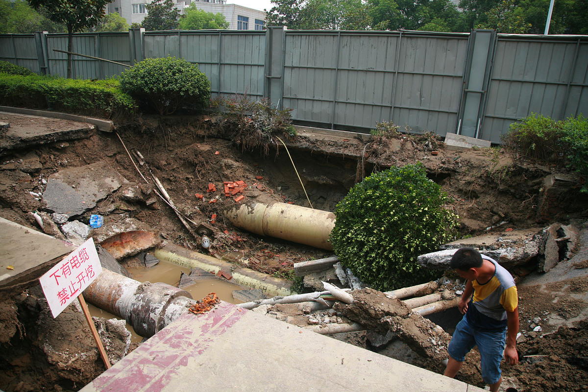 了解排水设施的使用情况、排水效果以及出现的病害现象分析渗沟出现病害的原因找到提升渗沟排水 效果的关键因素。保持原意改写