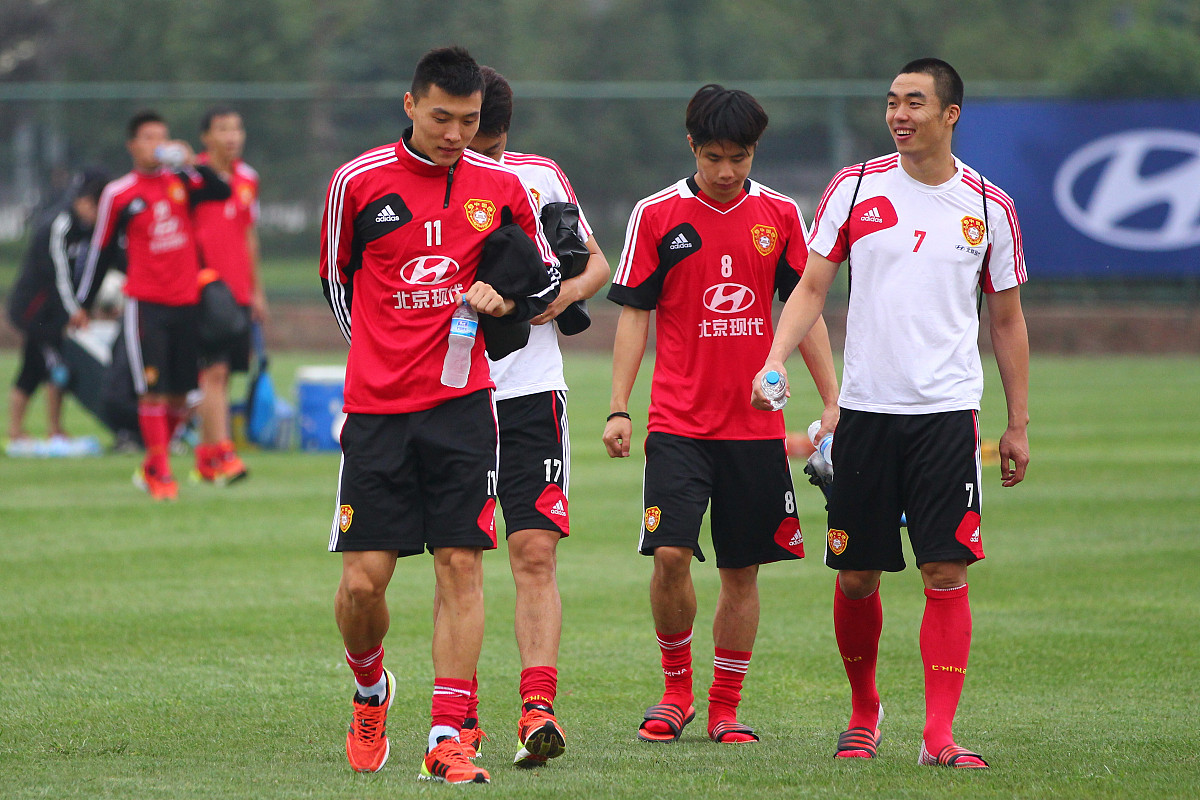 润色此管理条例范围、义务、权力、会议、生效与失效西安工业大学足球协会决策机构西安工业大学足球协会会员大会组成由西安工业大学全体会员组成以会议形式呈现为足球协会最高权利机构。负责足球协会重大事件的表决及各负责人的任免。职责投票表决足球协会重大事件会议每学期举办1–2次会议上宣布重大人事任免以及优秀成员表彰足协重大事物的公布。西安工业大学足球协会董事会组成由西安工业大学足球协会会长副会长以及宣传部、组