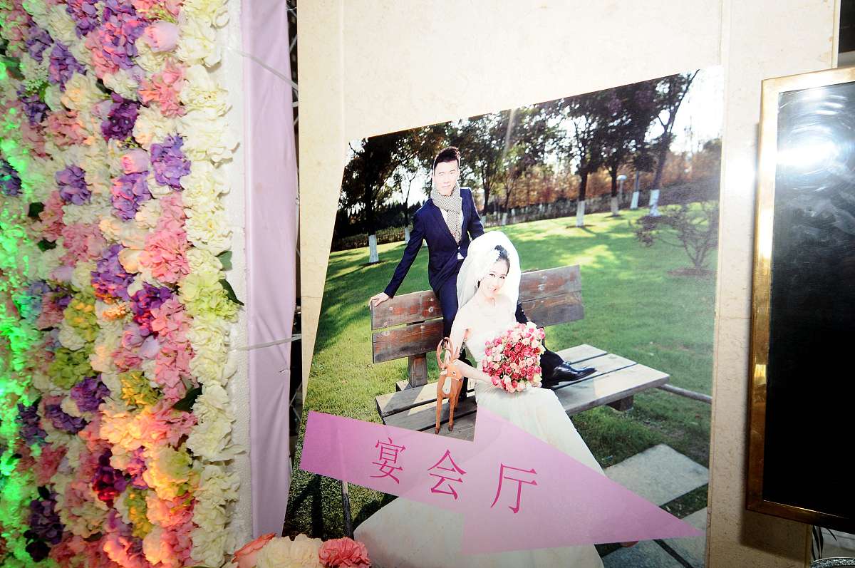 充满和洋溢的区别：深入理解两种情感表达