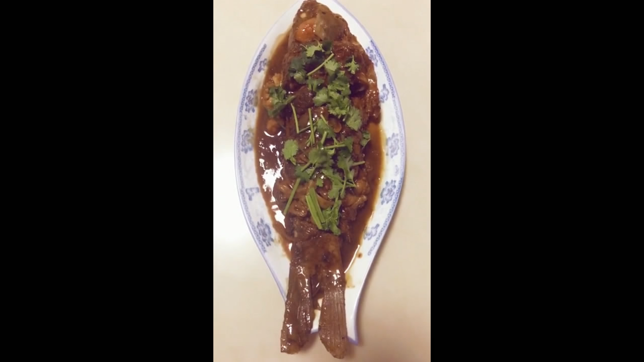家常煎鱼的烹饪方法,这样做不粘锅不掉皮,省油又好吃!