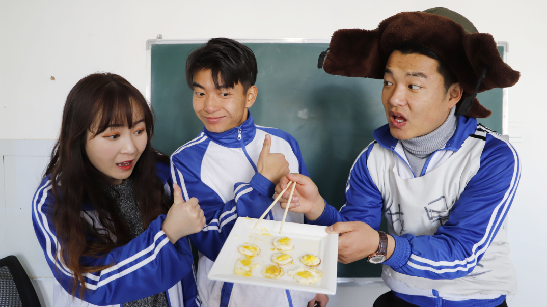学生轮流带早餐,抠门阿宝用1个鸡蛋煎了7个荷包蛋,太有才了