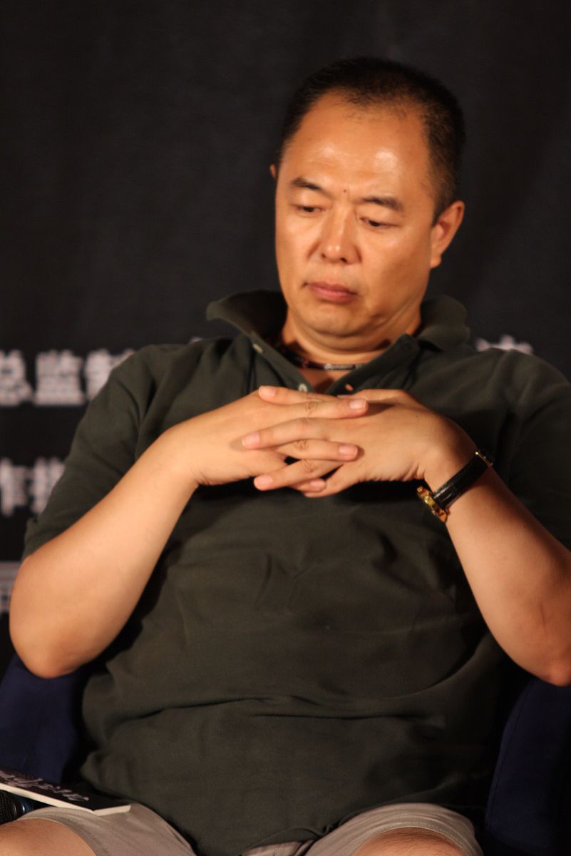 2009年8月6日,北京,电影《白银帝国》官网启动仪式.张铁林抚摸大肚子+
