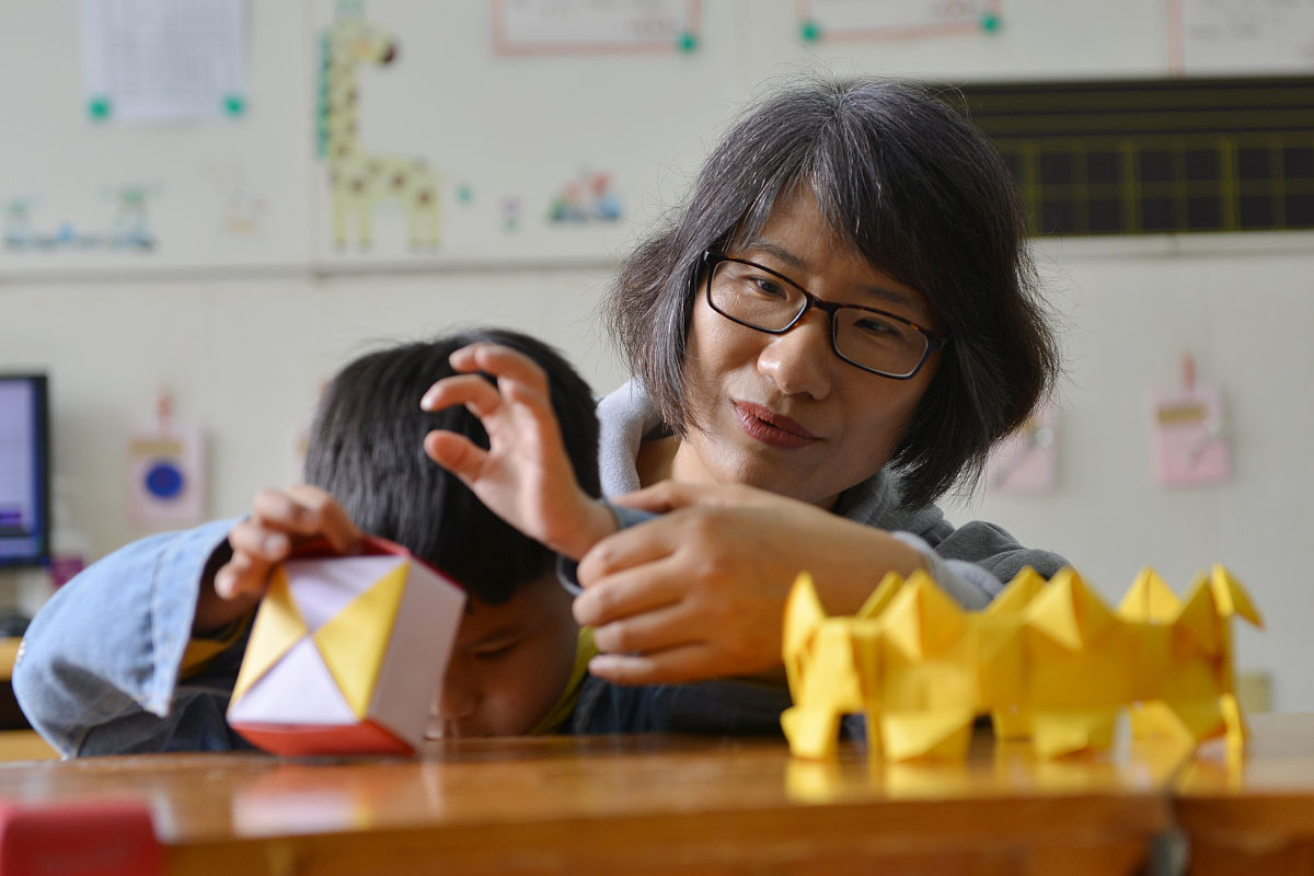 2019年4月24日,南京,盲人学校教室里,陈惠华让孩子触摸做好的模型.