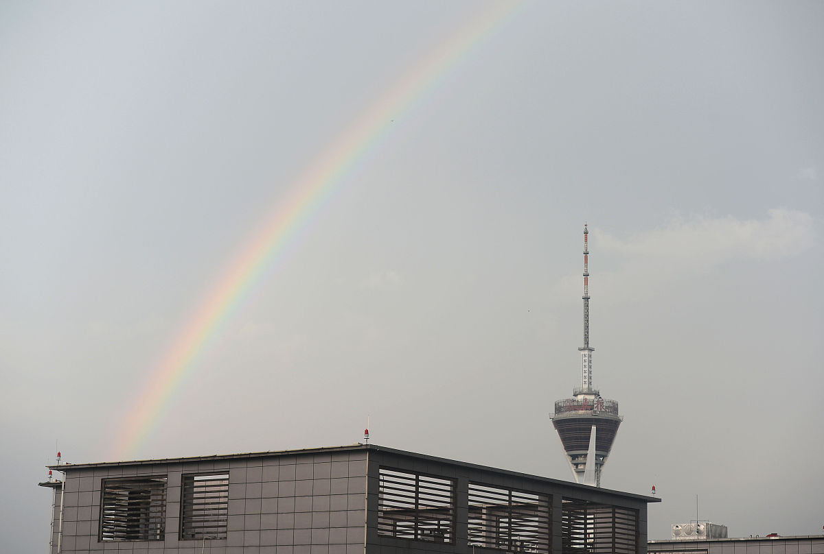 2017年7月13日,成都,大雨过后,出现一道彩虹.(如下载使用,请务必署名: