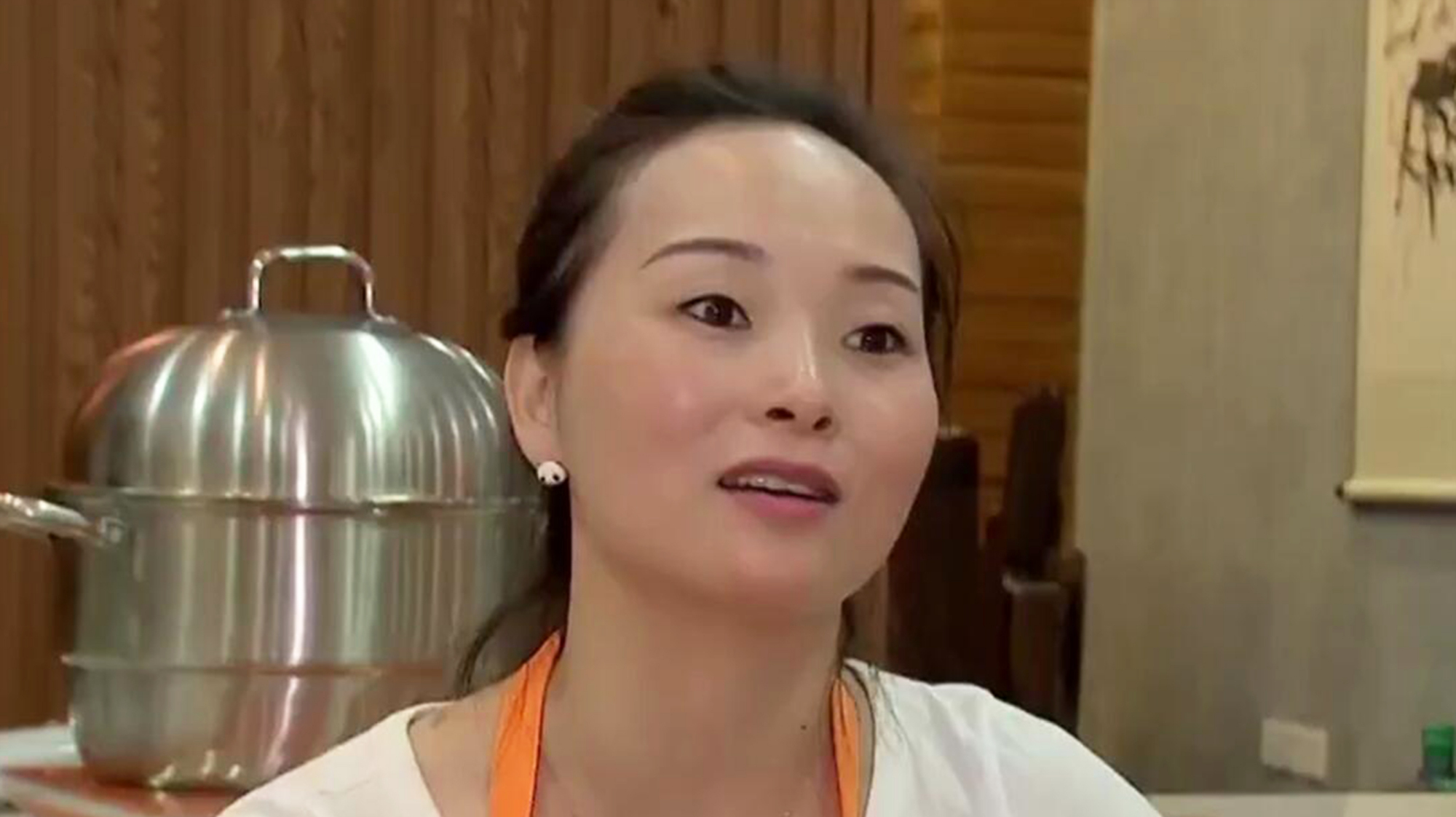 美女卖鸡有高招,遵循2大法则,能让一只鸡产生3058元的收益