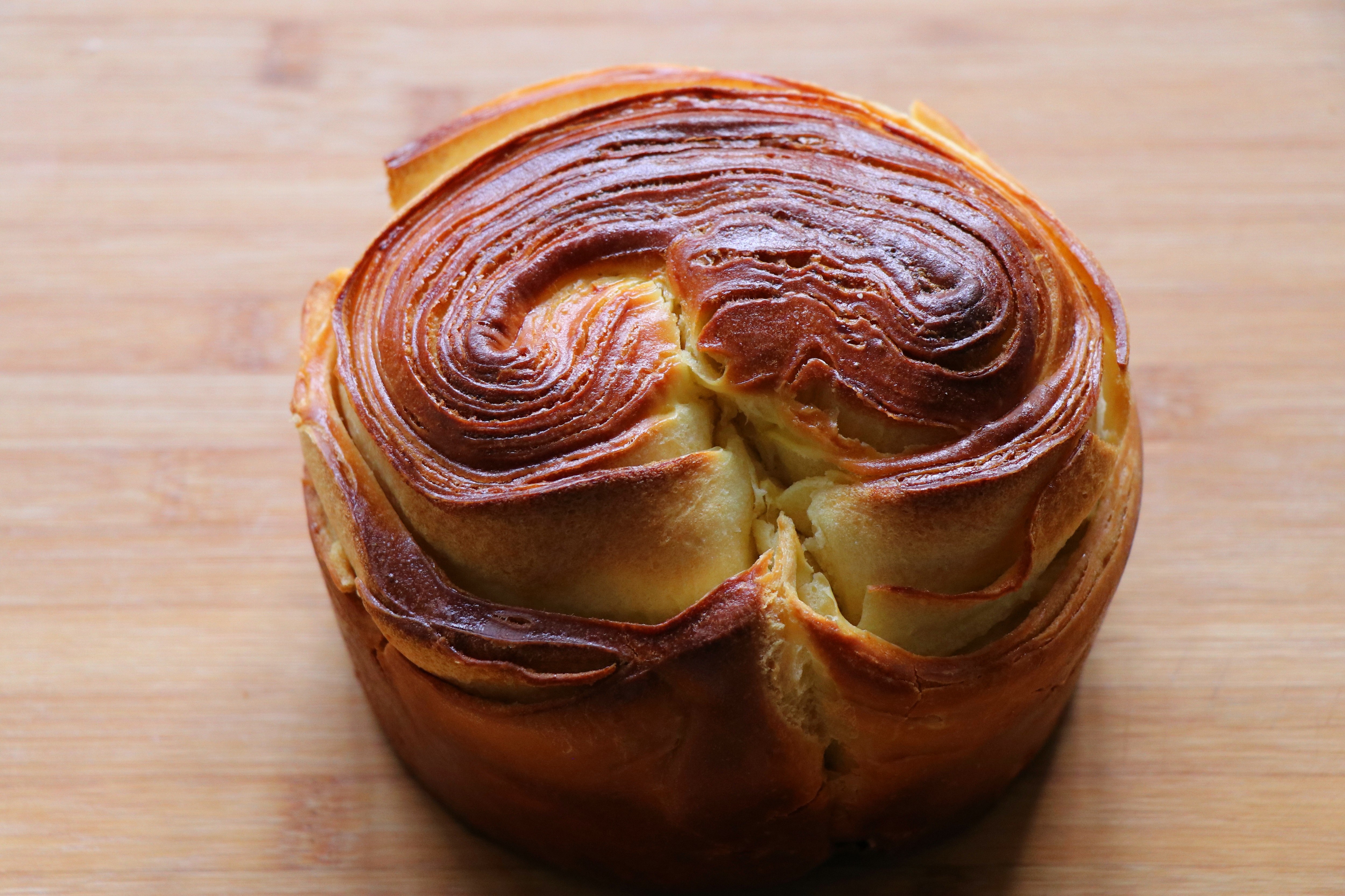 面包自己在家做,平底锅或烤箱都可以,外焦里软,学会不用出去买